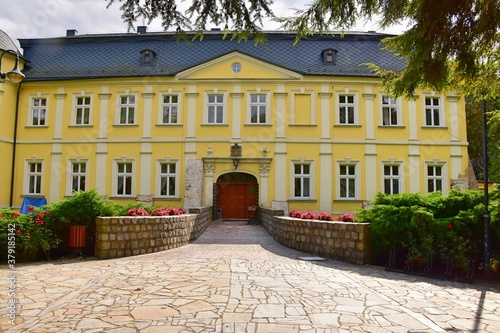 Zamek w Chałupkach na granicy z Czechami.  W rezydencji otoczonej parkiem  mieści się hotel i restauracja, 1 km od stacji kolejowej Chałupki i 3 km od rezerwatu Graniczne Meandry Odry.  Pierwsze infor