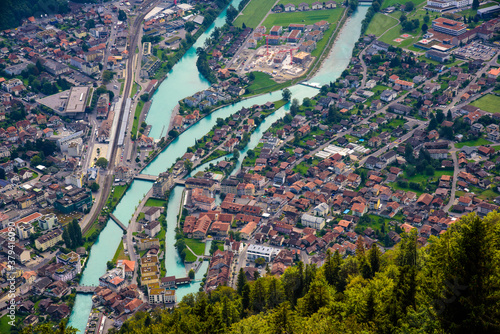 Blick von der Harder Kulm auf die Stadt und den Fluss Aare in Interlaken - Berner Oberland Schweiz
