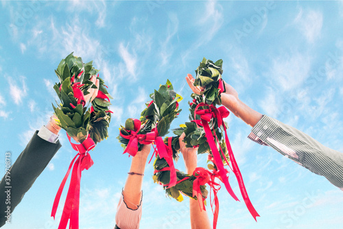 Laurea in italia, corona trionfale di alloro tenuta in mano