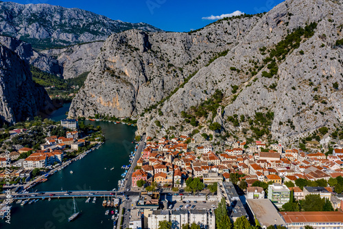 Omis in Kroatien aus der Luft - Die Stadt Omis von oben
