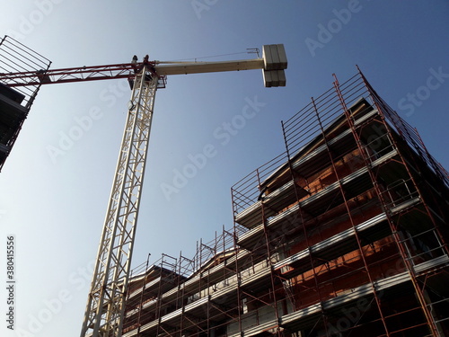 Lavori in corso nel cantiere edile - gru e ponteggio