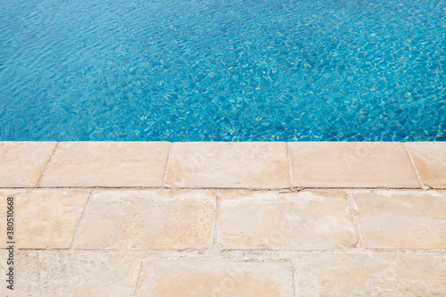Bordo piscina di pietra al sole