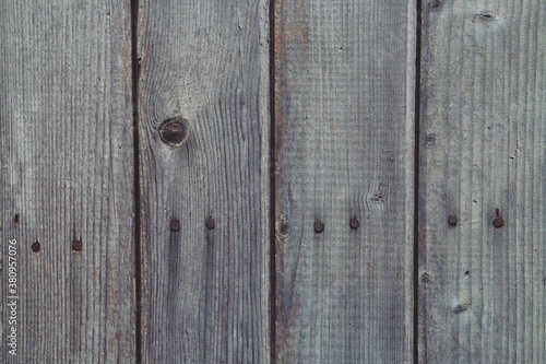 Viejas y toscas tablas de madera de una valla. Fondo rústico de tablones de madera envejecidas por su exposición al exterior.