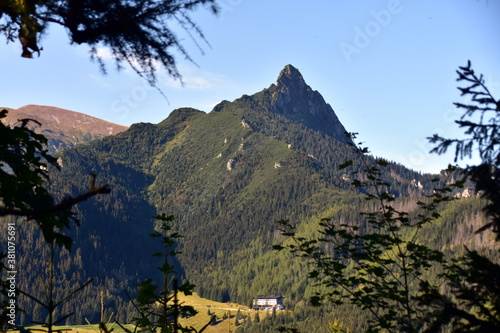 Giewont legendarna góra w Polsce, Tatry Zachodnie jesień w Tatrzańskim Parku Narodowym, Tatry jesiennie