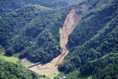 土砂崩れの山