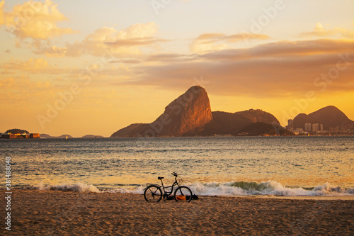 Bicicleta na praia de Icaraí em Niterói com vista para o Pão-de-açúcar no Rio de Janeiro 