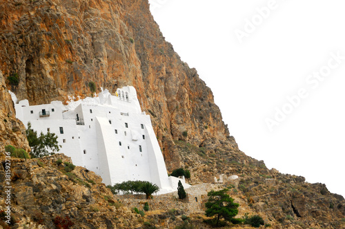 Wkomponowany w skałę klasztor monastyr Hozoviotissa na greckiej wyspie Amorgos