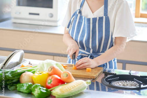 野菜を切る女性 顔無し