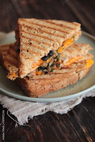 Croque champignons mimolette