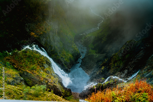 Jeden z najpopularniejszych norweskich wodospadów zwany Vøringfossen (Voringfossen) 