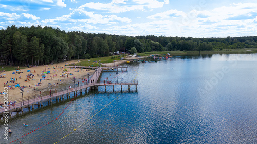 Widok z lotu ptaka na główną plażę nad jeziorem Głębokie, lubuskie, Polska