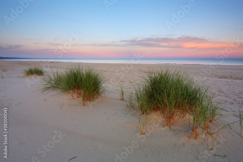 Wschód słońca na wybrzeżu Morza Bałtyckiego,plaża, wydmy,Kołobrzeg,Polska.