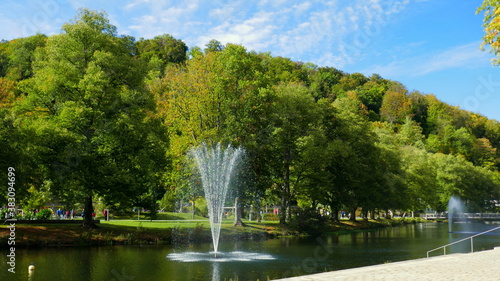 schöner Park am Fluss Nagold mit hohem Springbrunnen vor grünen Bäumen