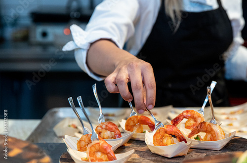 chef en cuisine en train de préparer des bouchées pour les invités