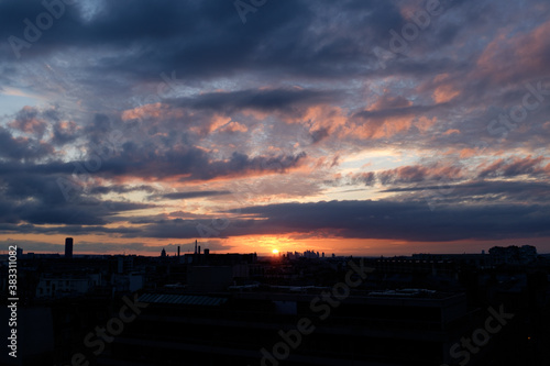 Coucher de soleil, Paris, nuages parsemes