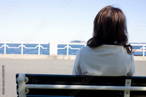 ベンチに座る女性