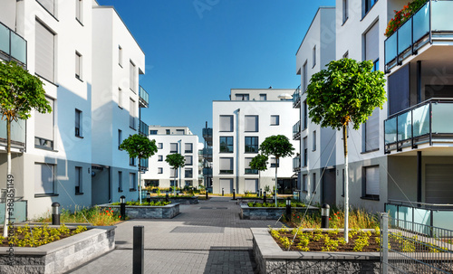 Moderne Appartementgebäude mit Begrünung im Sommer