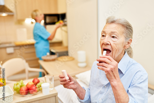 Seniorin bei der Lippenpflege