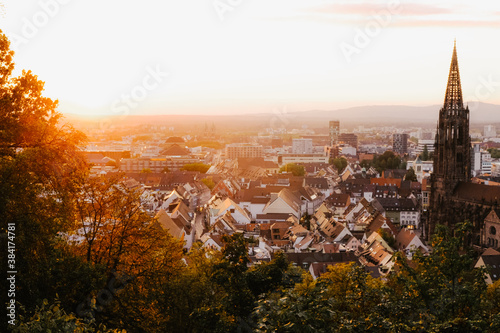 Sonnenuntergang auf dem Schlossberg über Freiburg mit Blick auf das Freiburger Münster