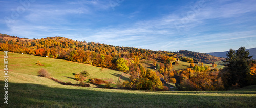 Panoramique d'un paysage montagneux et valloné d'automne dans les Vosges en Alsace