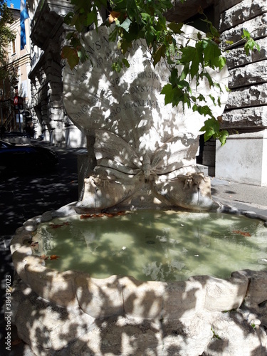 Fontana delle Api (Fontanna Pszczół) przy Piazza Barberini. Rzym.