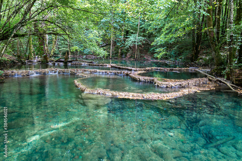 Bassins créés par des barrages naturels de tuf appelés gours, en amont de la cascade des Tufs, une chute d'eau de la Cuisance, dans la commune des Planches-près-Arbois dans le Jura