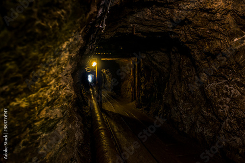 podziemny tunel w starej kopalni