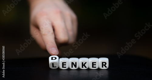 Denker oder Lenker? Würfel bilden die Worte "Lenker" und "Denker".