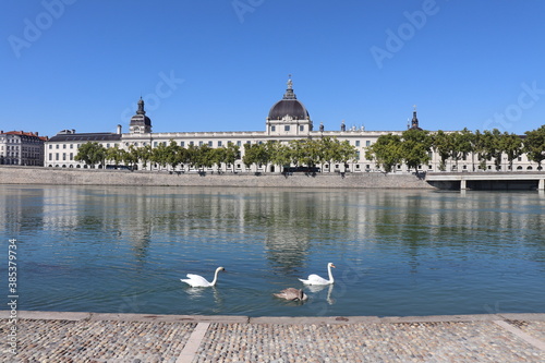 Vue de l'Hôtel Dieu, ancien hôpital de Lyon et sur les quais du fleuve Rhône, ville de Lyon, département du Rhône, France