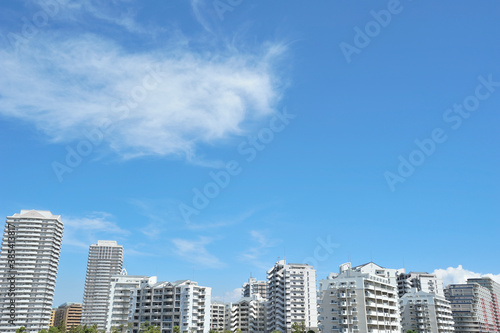 マンション群と青空