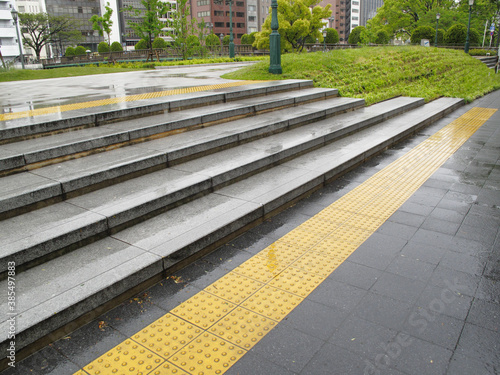 雨に濡れた街角の階段