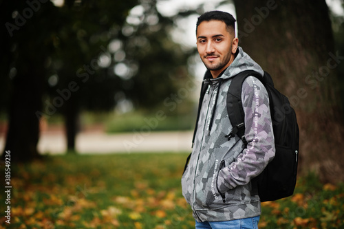 Student kuwaiti man wear at hoodie with backpack.