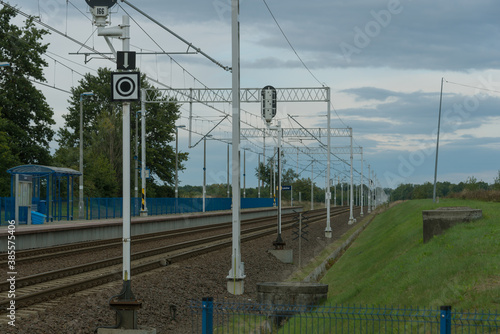 Tory kolejowe z trakcją elektryczną.