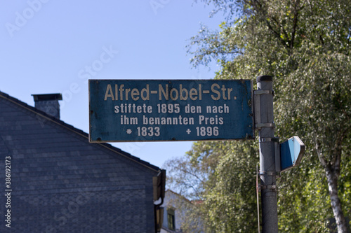 Straßenschild zu dem schwedischen Chemiker und Erfinder Alfred Bernhard Nobel. Er war Stifter und Namensgeber des Nobelpreises. Nobel lebte von 1833 bis 1896.