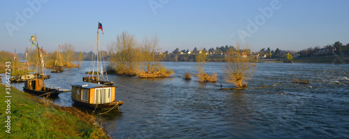 Panoramique la loire au soleil levant à Jargeau (45150), Loiret en Centre-Val-de-Loire, France