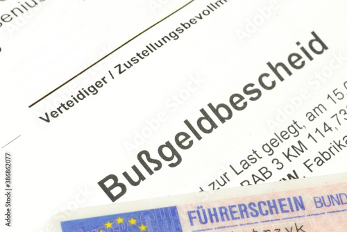 Bußgeldbescheid und ein Führerschein