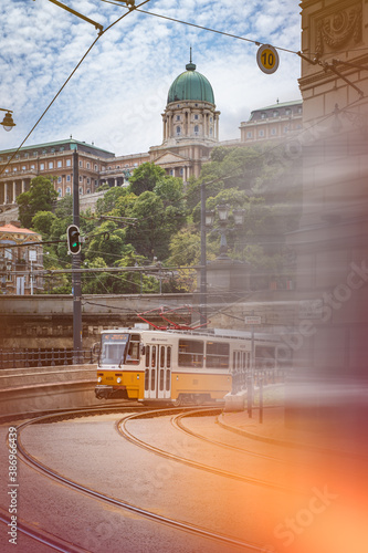 Tradycyjny żółty tramwaj w okolicach Zamku Królewskiego w Budapeszcie