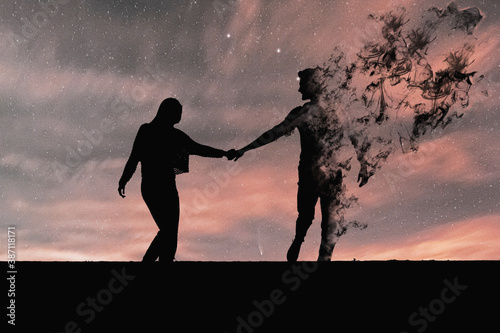 Silueta de pareja en negro. La figura del hombre se desvanece en humo. Concepto de fin del amor, termina el amor, pareja separándose, pareja en la distancia.