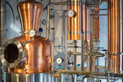 Copper vacuum still for distillation performed under reduced pressure for gin production