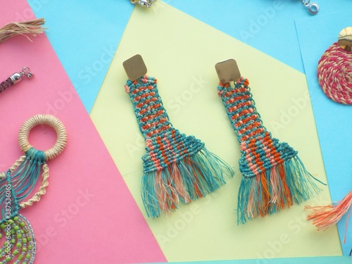 Aretes en fibras naturales con fondo de colores pasteles