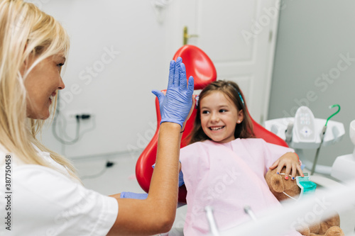 Śliczny małej dziewczynki obsiadanie na stomatologicznym krześle i mieć stomatologicznego traktowanie.