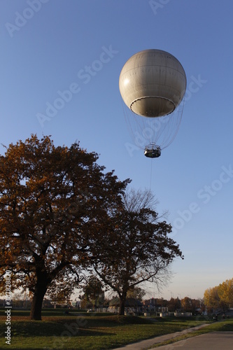 Balon powietrzny nad rzeką Wisłą w Krakowie