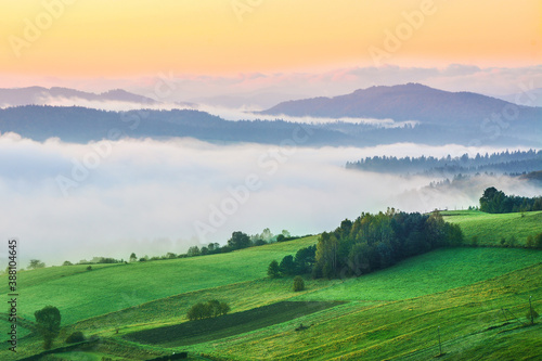 55 / 5000 Wyniki tłumaczenia sunrise, mountains and valley in the fog, beautiful landscape