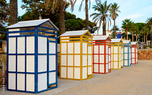 Históricas casetas de baño , son vestuarios de playa centenarios, de S'agaró en el Paseo de Ronda de la playa de Sant Pol en Sant Feliu de Guíxols.