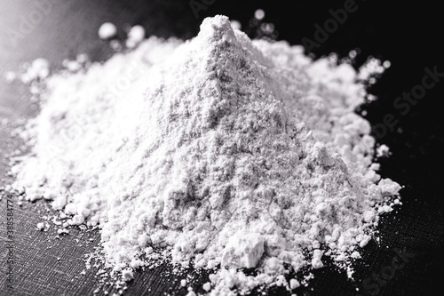 Powdered dolomite. It is a mineral with a clay-like texture and is rich in calcium and magnesium. Derived from limestone rocks, in powders it is used in beauty treatments