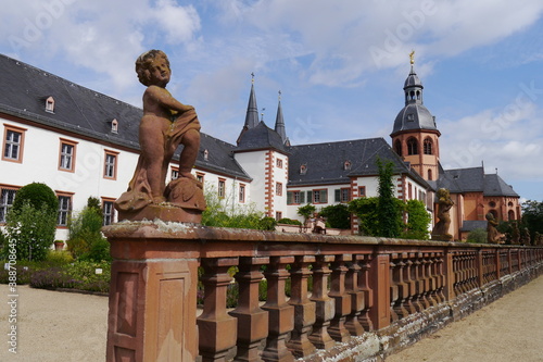 Putte und Balustrade Kloster und Konventgarten in Seligenstadt mit Einhard-Basilika St. Marcellinus und Petrus