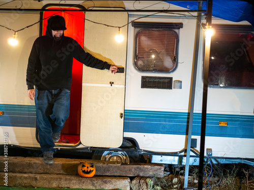Hombre saliendo de la caravana en halloween