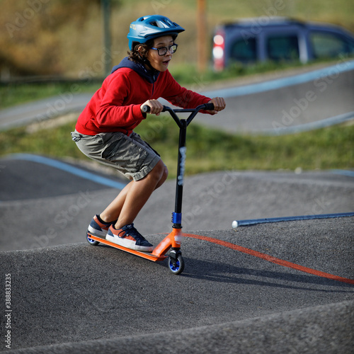 Enfant en trottinette sur le Piump Track de Villard De Lans