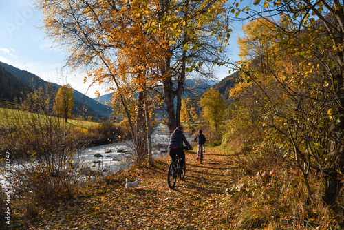 bike autunno montagna foglie colori 