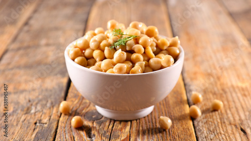 bowl of chickpea on wood background